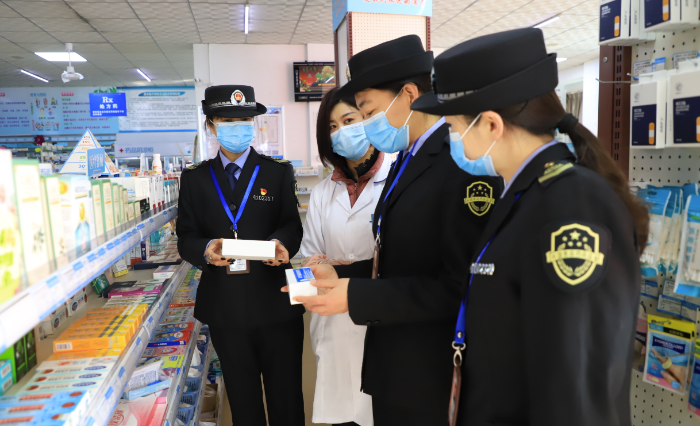 圖為該局執(zhí)法人員在一家藥店檢查藥品價(jià)格。