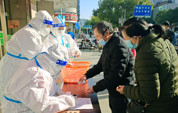 圖為12月22日，在江西省于都縣多家藥店工作人員正在免費發(fā)放藥品。