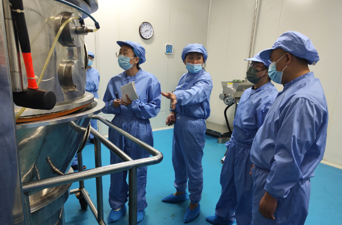 圖為吉林檢查分局工作人員幫扶指導鹿王制藥防疫藥品快速達產(chǎn)。