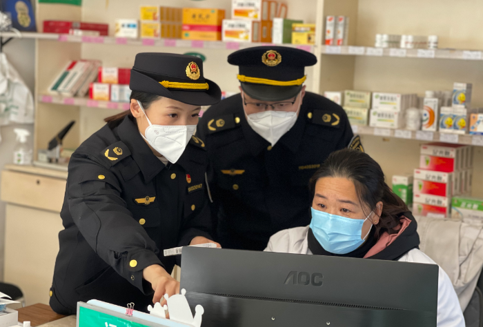 圖為縣市場監(jiān)管局執(zhí)法人員在一家藥店檢查拆零銷售專區(qū)。