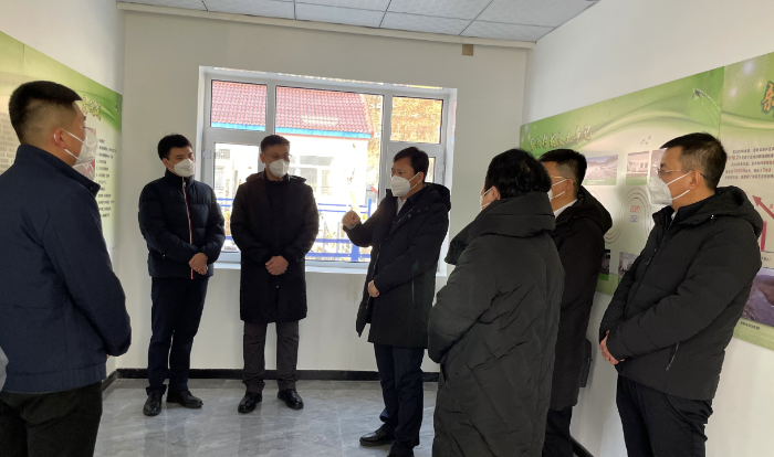 圖二為調(diào)研組考察吉興村鄉(xiāng)村振興服務(wù)站。