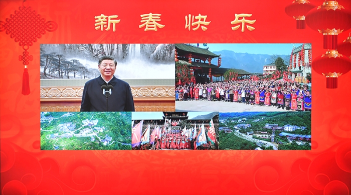 1月18日，中共中央總書記、國家主席、中央軍委主席習(xí)近平在北京通過視頻連線看望慰問基層干部群眾，向全國各族人民致以新春的美好祝福。這是習(xí)近平通過視頻連線，同四川省綿陽市北川羌族自治縣石椅村的鄉(xiāng)親們和游客親切交流。新華社記者 李濤 攝