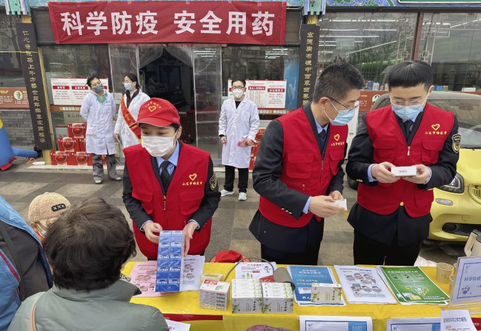 圖為第二分局志愿者向群眾普及合理用藥知識。