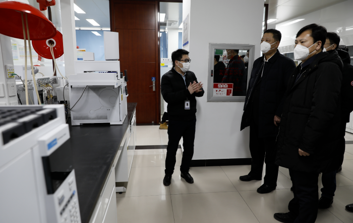 圖為吉林省藥監(jiān)局黨組書(shū)記、局長(zhǎng)孫繼民(右一)在吉林凱萊英醫(yī)藥化學(xué)有限公司調(diào)研。