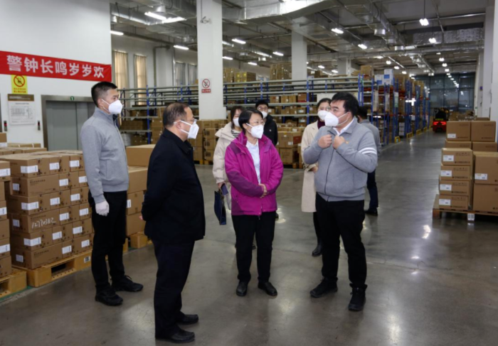 圖為山東省藥監(jiān)局黨組書記、局長于濤（前右二）帶隊在濟南開展督導(dǎo)檢查。