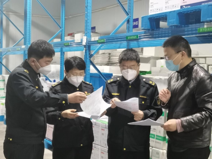 圖為一分局執(zhí)法人員對(duì)轄區(qū)內(nèi)一家新冠病毒疫苗配送企業(yè)進(jìn)行檢查。