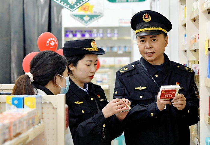 圖為2月6日，該局珍溪鎮(zhèn)市場監(jiān)管所執(zhí)法人員在檢查防疫藥品質(zhì)量。.jpg