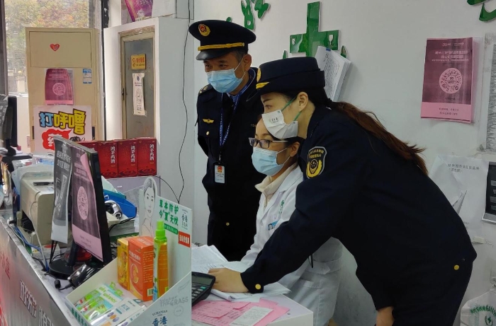 圖為該局執(zhí)法人員在零售藥店對(duì)涉疫藥品的購(gòu)銷情況進(jìn)行現(xiàn)場(chǎng)核查。