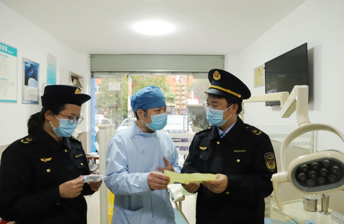 圖為2月7日，該局執(zhí)法人員在一家口腔診所檢查藥械使用情況。