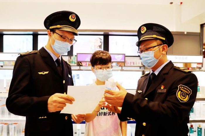 圖為2月8日，該局執(zhí)法人員在一家化妝品專(zhuān)營(yíng)店進(jìn)行檢查。