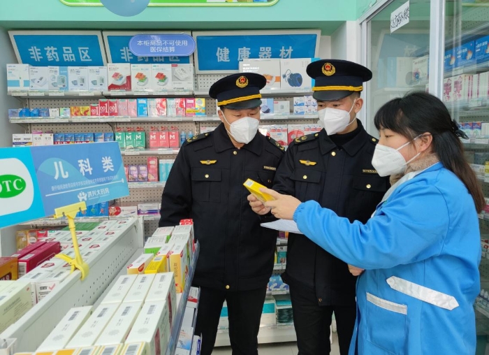 圖為該局執(zhí)法人員在檢查兒童止瀉藥品。