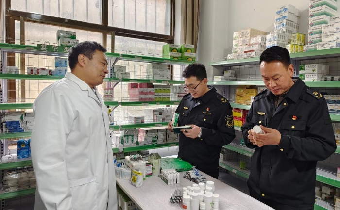 圖為該局執(zhí)法人員在一家藥店進(jìn)行抽檢。