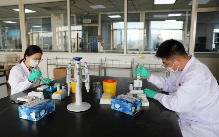 圖為檢驗人員對公安部門送檢藥品應(yīng)急檢驗。（葉陽歡攝）