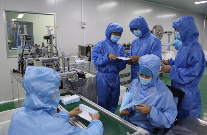 圖為執(zhí)法人員深入企業(yè)開展藥品安全專項整治行動。（葉陽歡攝）