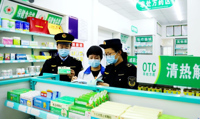 圖為2月14日，該局執(zhí)法人員在一家藥店檢查