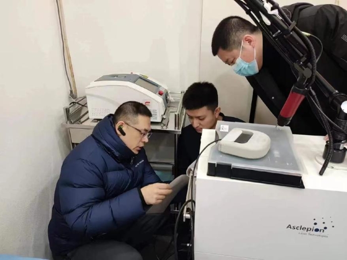 圖為工作人員對醫(yī)療美容機構進行指導