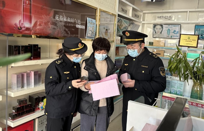 圖為該局執(zhí)法人員正在一家化妝品銷(xiāo)售超市檢查在售化妝品的相關(guān)信息。