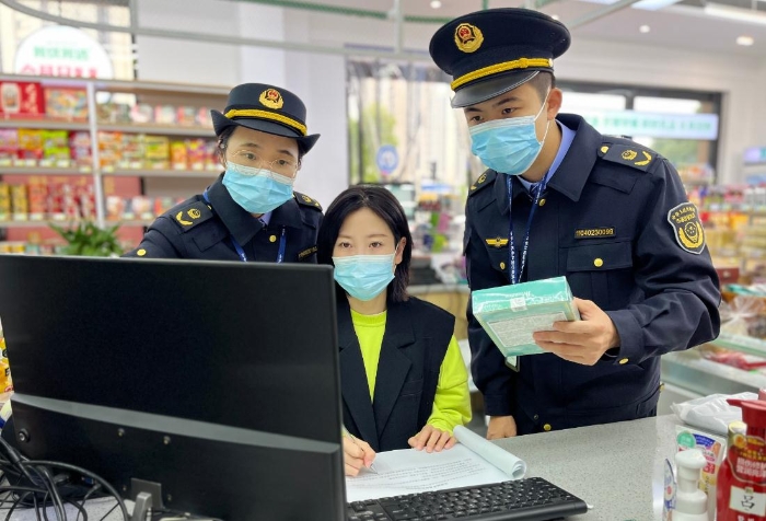 圖為該局執(zhí)法人員正在一家商超內對其經(jīng)銷的化妝品進行經(jīng)營環(huán)節(jié)合規(guī)情況的核查。