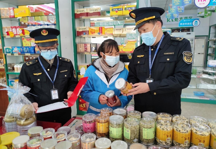 圖為執(zhí)法人員正零售藥店檢查滋補(bǔ)養(yǎng)顏類藥品質(zhì)量。