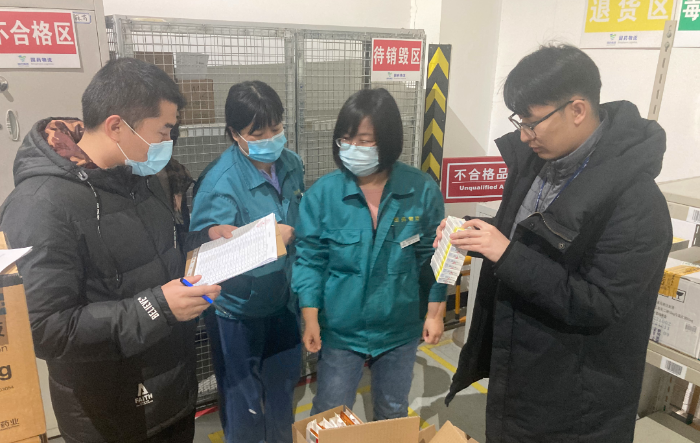 圖為第四監(jiān)管辦執(zhí)法人員監(jiān)督集中銷毀過期、損壞的特殊管理藥品。