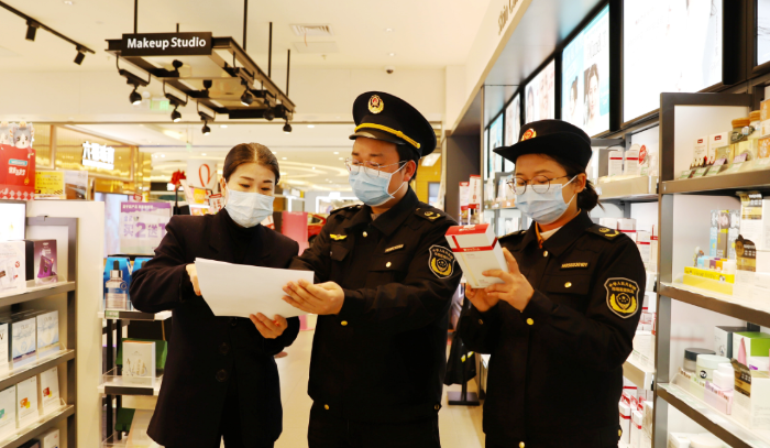 圖為3月3日，該局執(zhí)法人員在一家化妝品專營(yíng)店檢查。