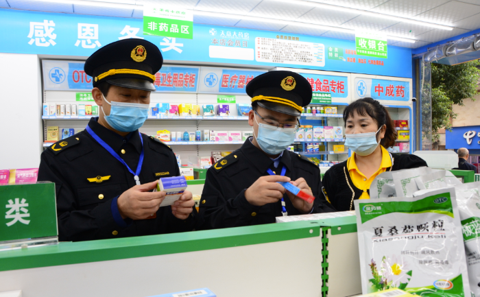 圖為3月7日，該局青羊鎮(zhèn)市場(chǎng)監(jiān)管所執(zhí)法人員在一家藥店檢查。