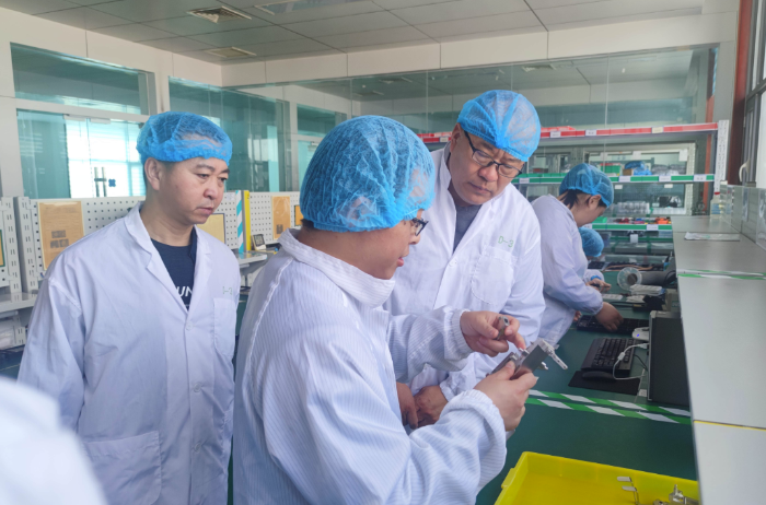 圖為檢查組在一家企業(yè)檢查醫(yī)療器械生產(chǎn)設(shè)備配備。