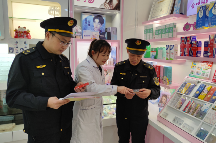 圖為3月10日，該局執(zhí)法人員在一家眼鏡店檢查隱形眼鏡標(biāo)簽標(biāo)識(shí)。