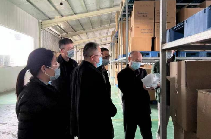 圖為該局執(zhí)法人員在一家一類(lèi)醫(yī)療器械生產(chǎn)企業(yè)查看車(chē)間庫(kù)房布局。