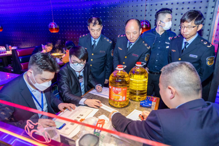 省局組織開展3·15食品安全“你點我檢”現(xiàn)場抽檢活動。