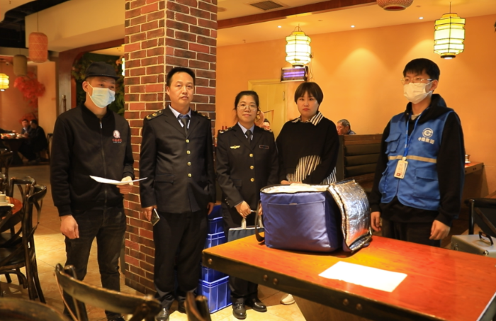 圖為該局執(zhí)法人員在外婆老勺酒店邀請(qǐng)消費(fèi)者共同參與“你點(diǎn)我檢”現(xiàn)場(chǎng)抽檢活動(dòng)。