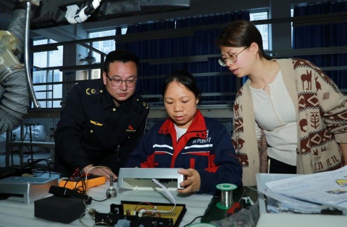 專項(xiàng)整治行動(dòng)中監(jiān)管人員在醫(yī)療器械生產(chǎn)車間開(kāi)展檢查(程奇 攝) 專項(xiàng)整治行動(dòng)中監(jiān)管人員在醫(yī)療器械生產(chǎn)車間開(kāi)展檢查(程奇 攝)