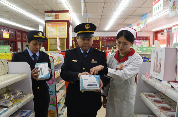 圖為開封市龍亭區(qū)市場監(jiān)管部門執(zhí)法人員在一家醫(yī)療器械經(jīng)營單位檢查試劑盒的標(biāo)識標(biāo)簽和購進(jìn)情況。