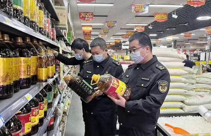 圖為該局執(zhí)法人員在一家超市檢查食用植物油包裝標(biāo)簽標(biāo)識(shí)。