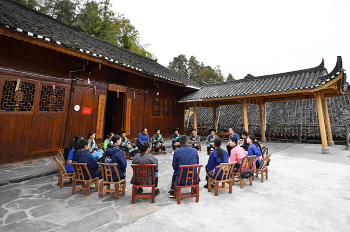 這是2022年11月15日拍攝的湖南省花垣縣十八洞村“院壩小講堂”活動現(xiàn)場。新華社記者 陳振海 攝