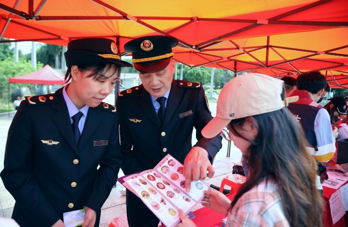 南寧市市場(chǎng)監(jiān)管局工作人員向消費(fèi)者普及食品等安全知識(shí)。（何正君 攝）