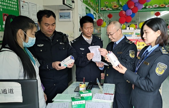 圖為4月6日該縣聯(lián)合執(zhí)法人員正在一家藥品檢查。