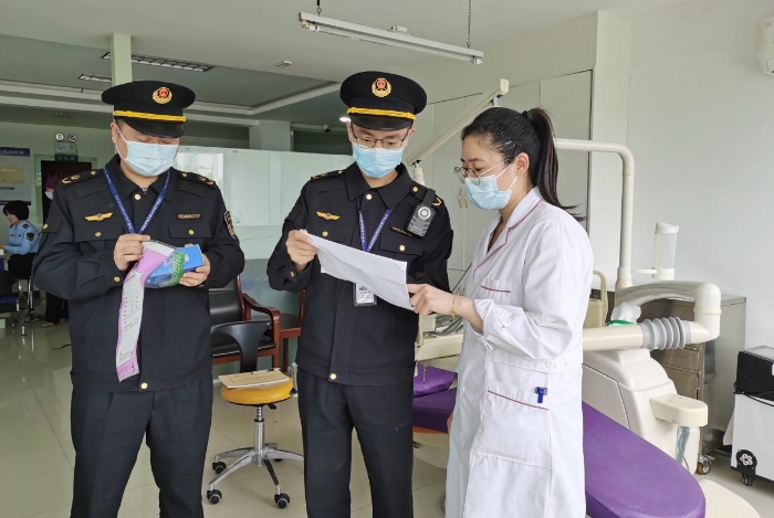 圖為執(zhí)法人員對醫(yī)療器械進行抽樣