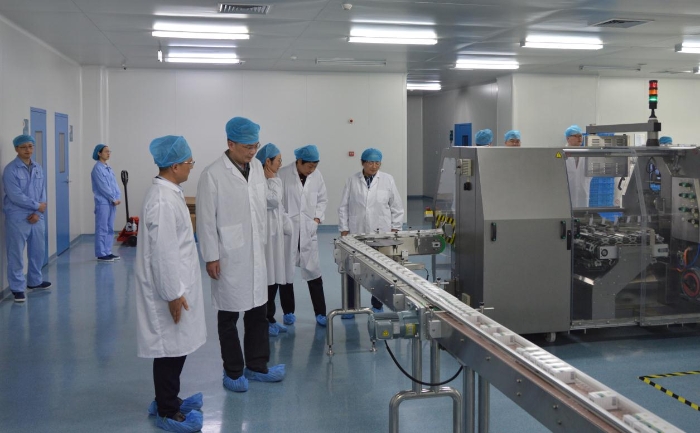 圖為調(diào)研組實(shí)地查看一家生物制藥企業(yè)生產(chǎn)車間，了解企業(yè)需求。