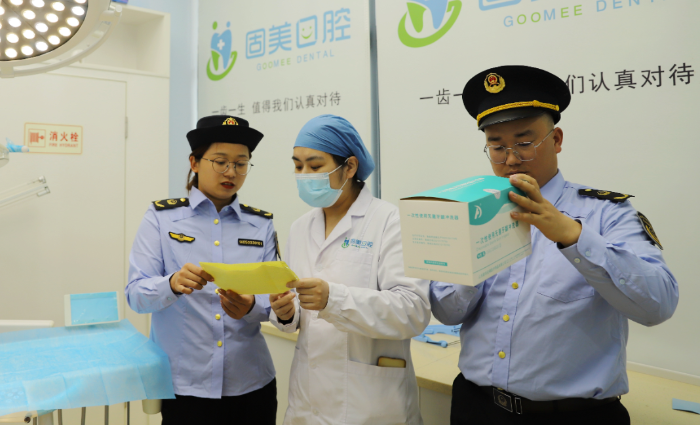 圖為5月5日，渝水區(qū)市場(chǎng)監(jiān)管局執(zhí)法人員在一家口腔診所檢查藥械使用情況。