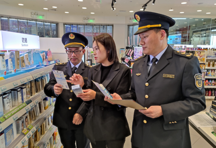 圖為該局執(zhí)法人員在一家化妝品專賣店檢查防曬霜質(zhì)量。