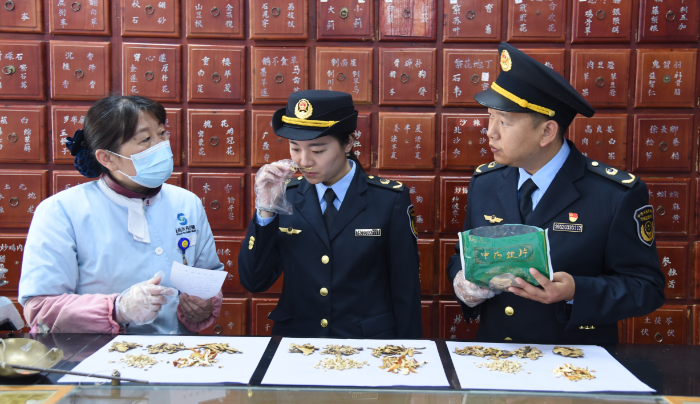 圖為該局執(zhí)法人員在一家藥店檢查中藥飲片質(zhì)量情況。