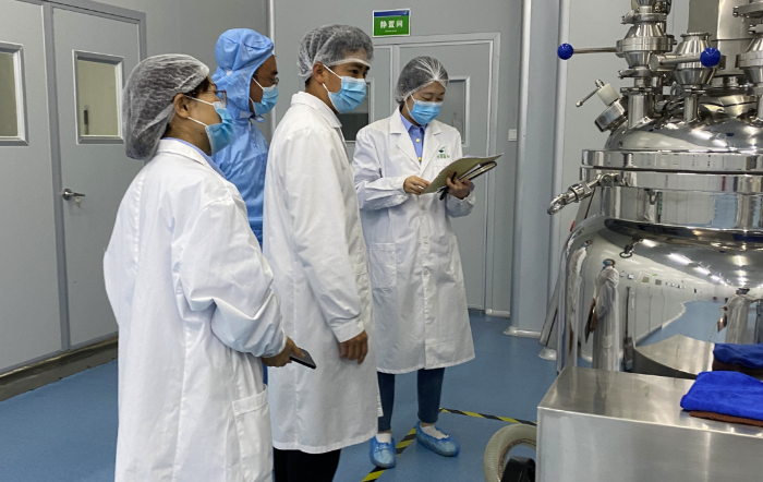 圖為5月10日，重慶市藥監(jiān)局檢查三局檢查員在一家化妝品生產(chǎn)企業(yè)開(kāi)展現(xiàn)場(chǎng)檢查。