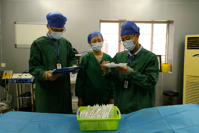 圖為該局執(zhí)法人員在一家醫(yī)療機(jī)構(gòu)檢查藥械使用情況。