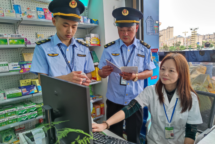 圖為5月16日，該局執(zhí)法人員在一家藥店檢查涉疫藥品質(zhì)量。