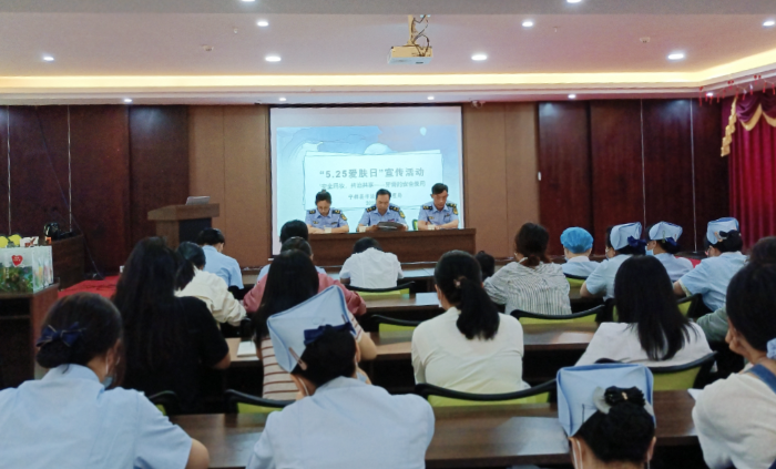 圖為該局執(zhí)法人員在一家醫(yī)療機(jī)構(gòu)宣傳化妝品標(biāo)簽標(biāo)識(shí)相關(guān)知識(shí)現(xiàn)場(chǎng)。