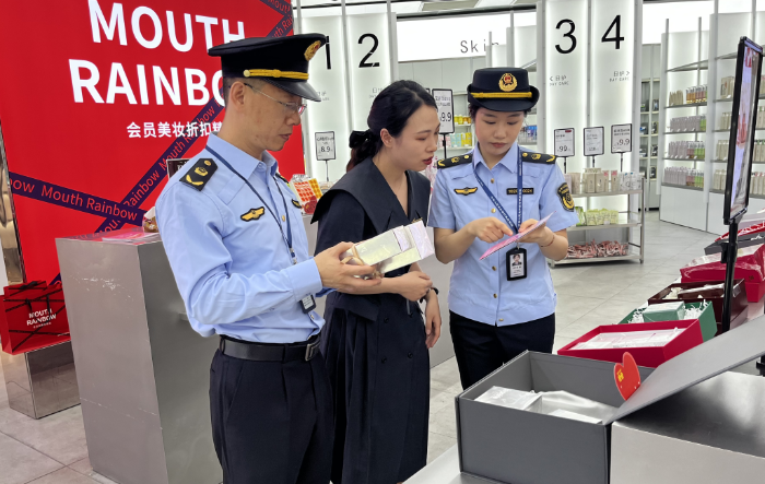 圖為該局執(zhí)法人員在一家化妝品商行檢查化妝品標簽。