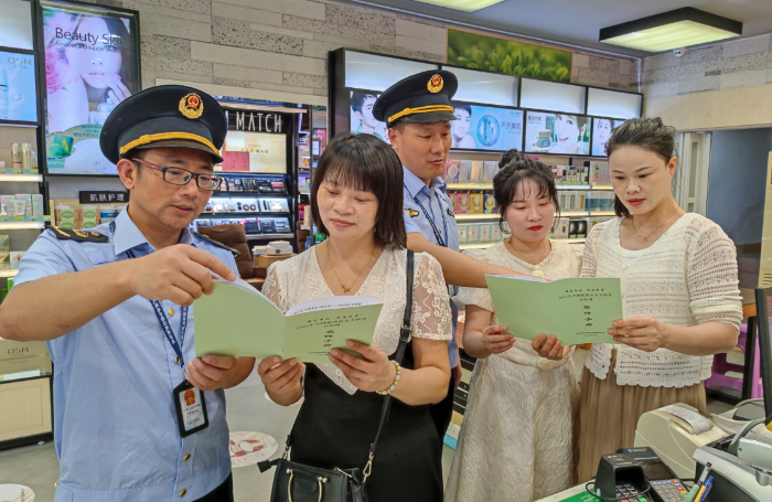 圖為該局執(zhí)法人員在一家化妝品專賣店向經(jīng)營者及消費(fèi)者講解化妝品安全知識。