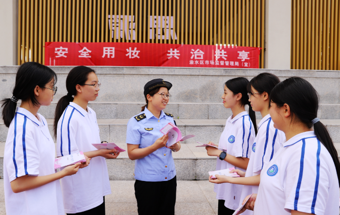 圖為5月24日，該局工作人員在渝水二中向?qū)W生們講解化妝品相關(guān)知識。