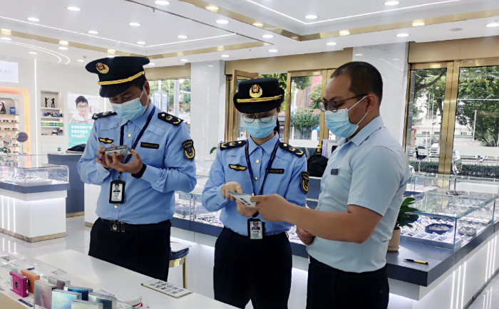 圖為該局執(zhí)法人員在一家眼鏡店對(duì)三類(lèi)醫(yī)療器械進(jìn)行現(xiàn)場(chǎng)檢查。